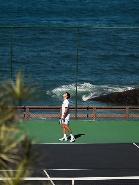 Jogador em uma quadra à beira-mar